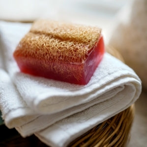 Granatapfelseife mit Luffa. Der in die Seife integrierte Luffaschwamm reinigt die Haut, massiert das Bindegewebe und lässt die Hautoberfläche frisch und gesund strahlen.
